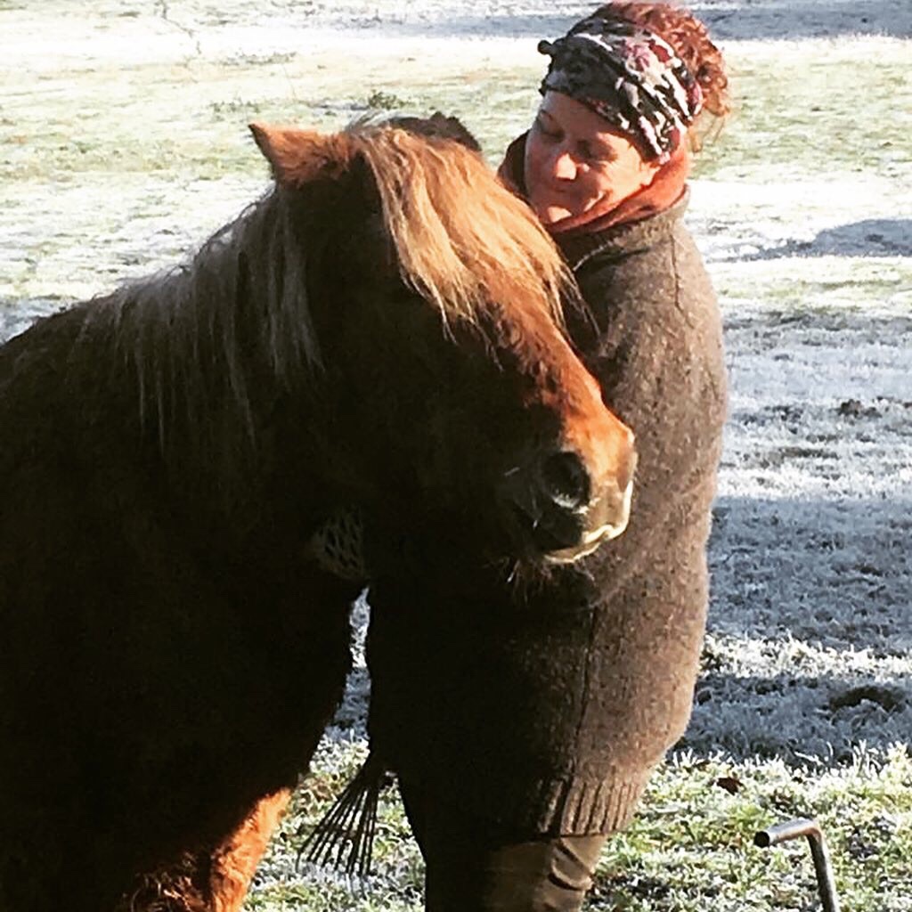Anna mit Pferd Beige
