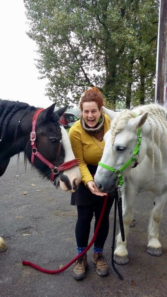 Anna mit ihren zwei Pferden