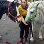 Anna mit ihren zwei Pferden